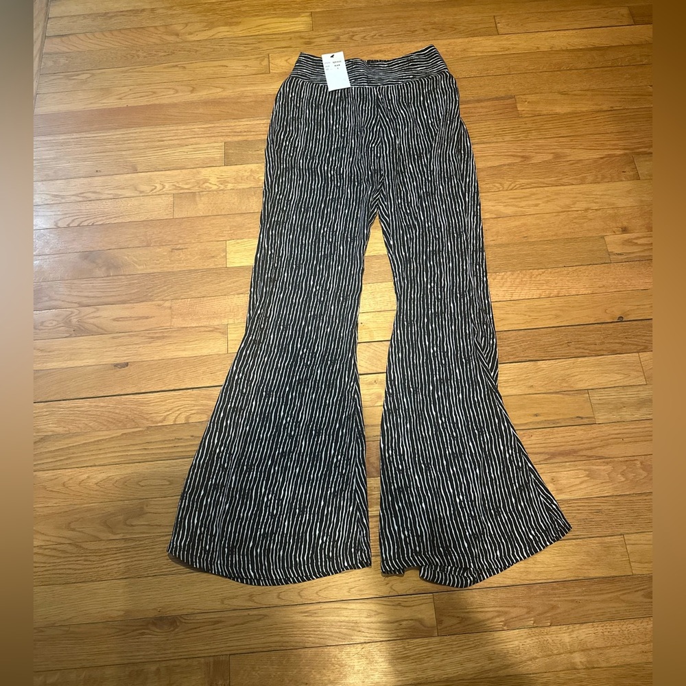 NWT Hot & Delicious Women’s Black And White Stripes Small Flared Pants‎